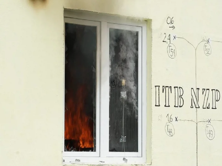 Jak szkło wpływa na bezpieczeństwo pożarowe budynku w szkielecie drewnianym